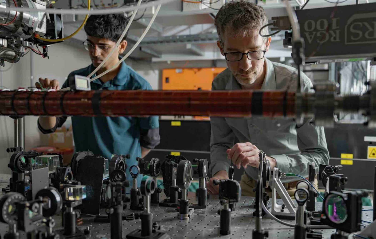 Bilim İnsanları Fizikte Çığır Açan Bir İlkle Aynı Anda İki Ayrı Yerde Bulunan Atomları Gözlemlediler