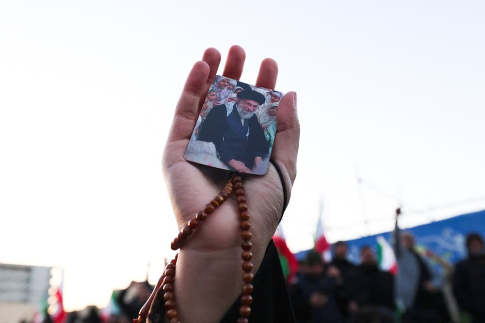 İran Rejimi Hamaney'in Ölümünden Kurtulabilir, ABD Saldırıları