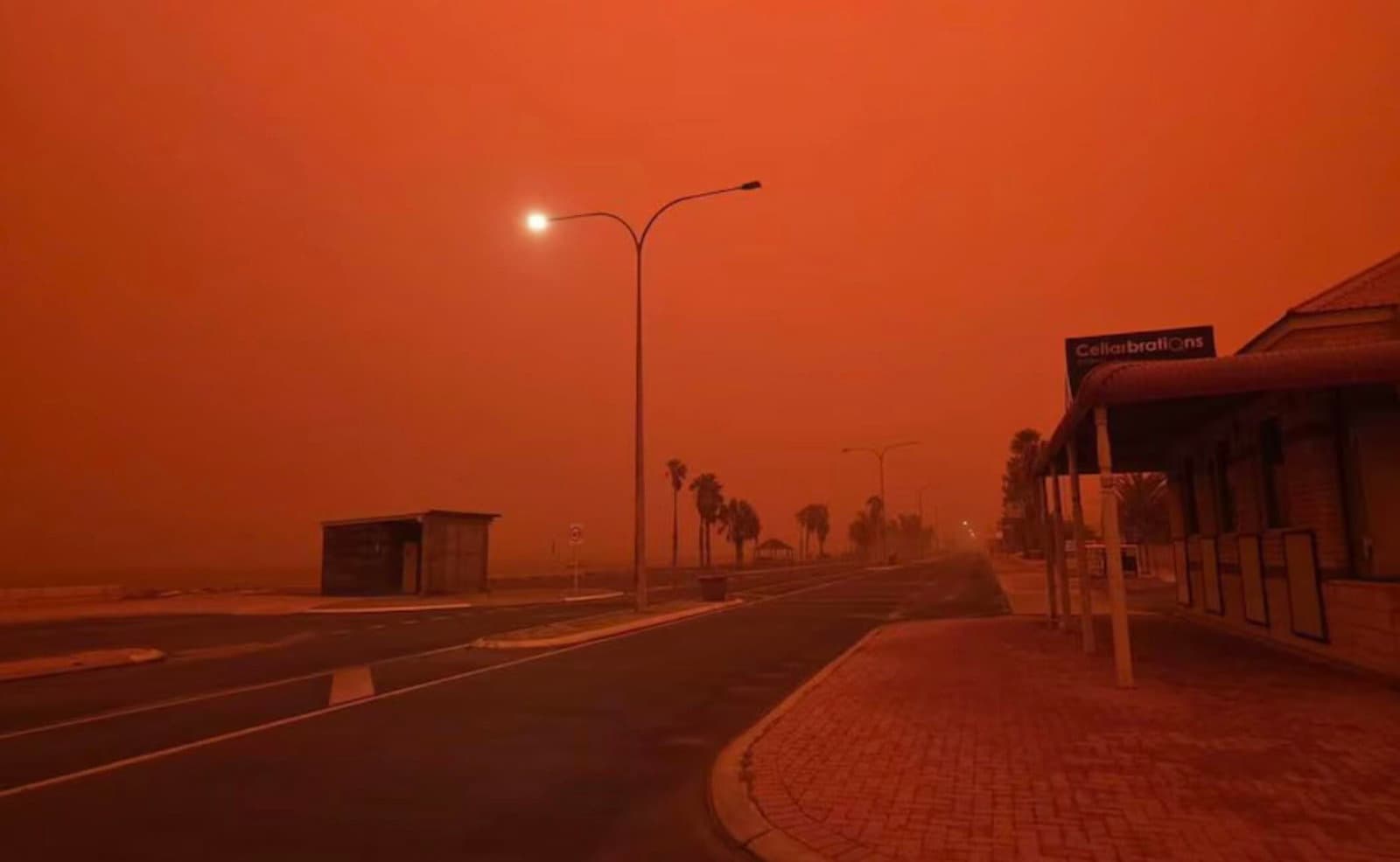 Kızıl Şafak: Batı Avustralya Üzerindeki Kızıl Gökyüzü Eerie Imagery Online'da Ortaya Çıktı