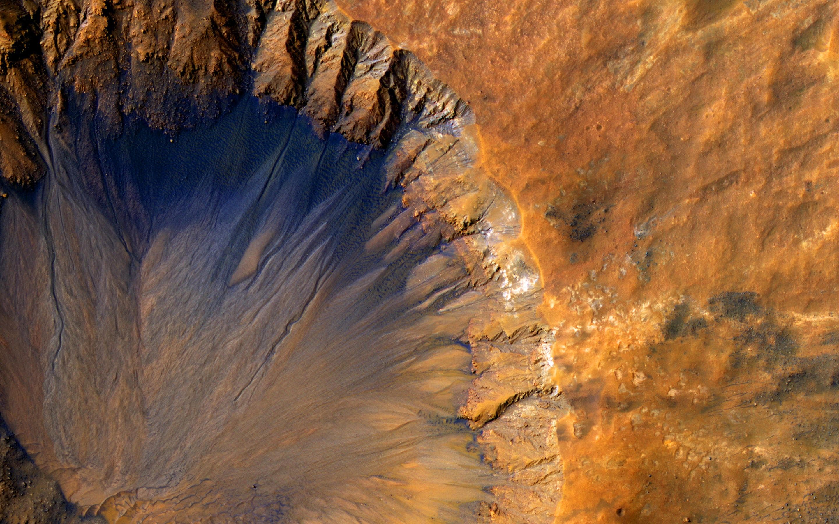 NASA'nın Mars Yörünge Keşif Aracının 20. Yıldönümünü Kutluyoruz: Sirenum Fossae Yakınındaki Krater