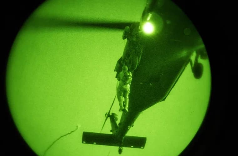 ABD Pilotu, Yüksek Riskli Özel Operasyon Görevinde F-15'in Düşürülmesinin Ardından İran'ın Derinlerinde Kurtarıldı