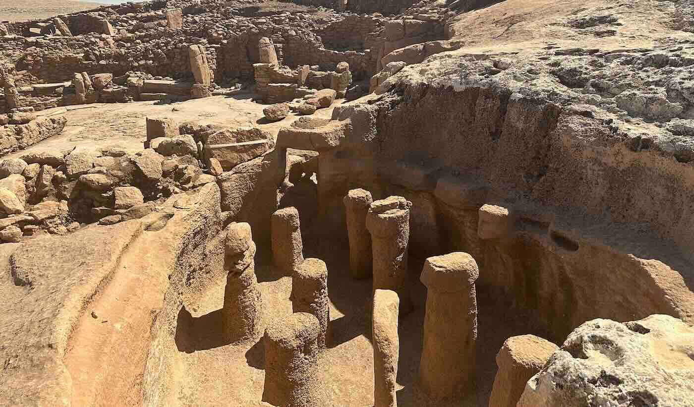 “Dünyanın İlk Köyü” Karahan Tepe'deki 12.000 Yıllık Keşif, İnsanlığın Hayatta Kalmasının Kadim Anahtarını Ortaya Çıkarıyor