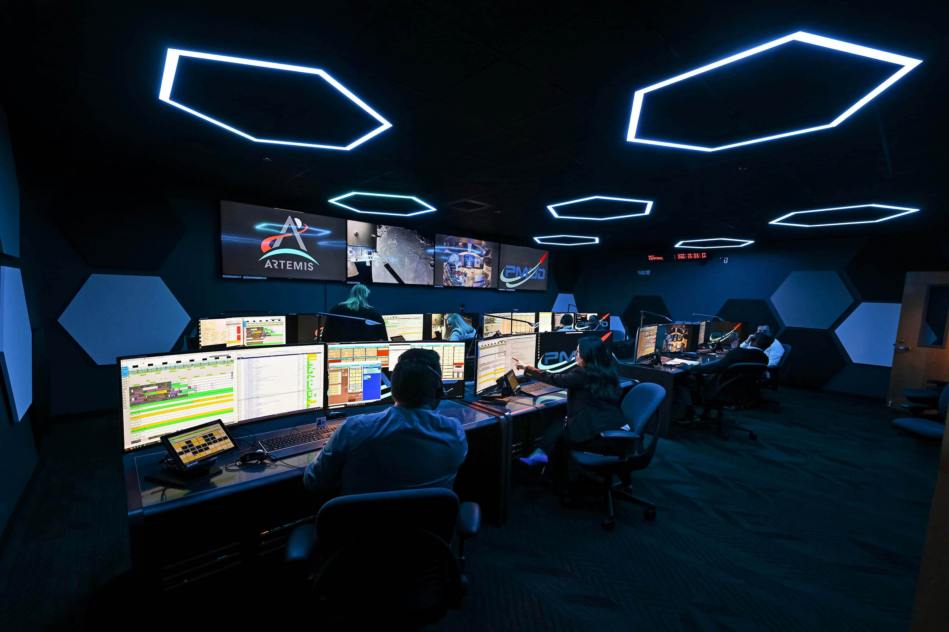 İkiz NASA Kontrol Odaları Artemis Güvenliğini ve Başarısını Destekliyor