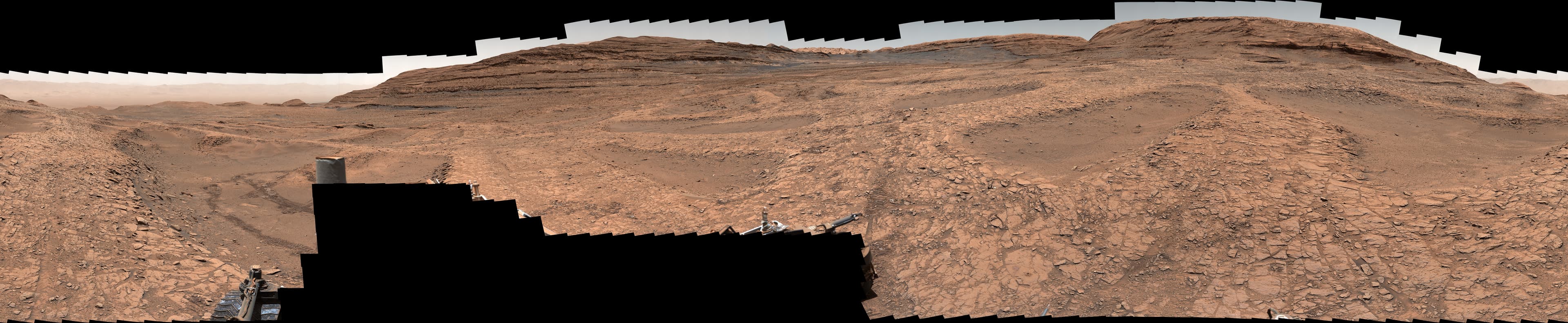 NASA'nın Azmi ve Meraklı Panoramaları Mars'ın İki Tarafını Yakalıyor