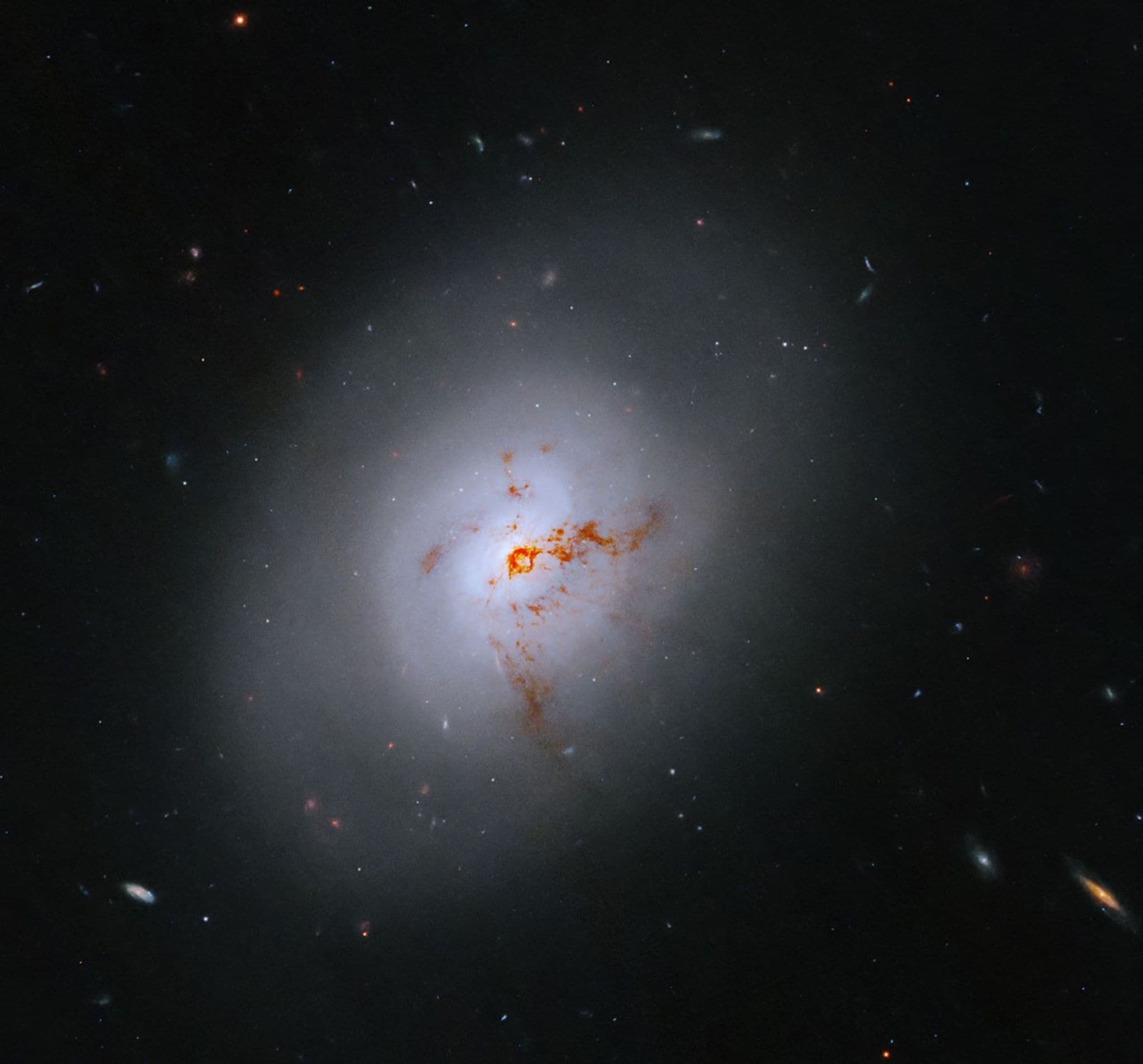 Hubble Geçiş Halindeki Gökadayı Görüntüledi