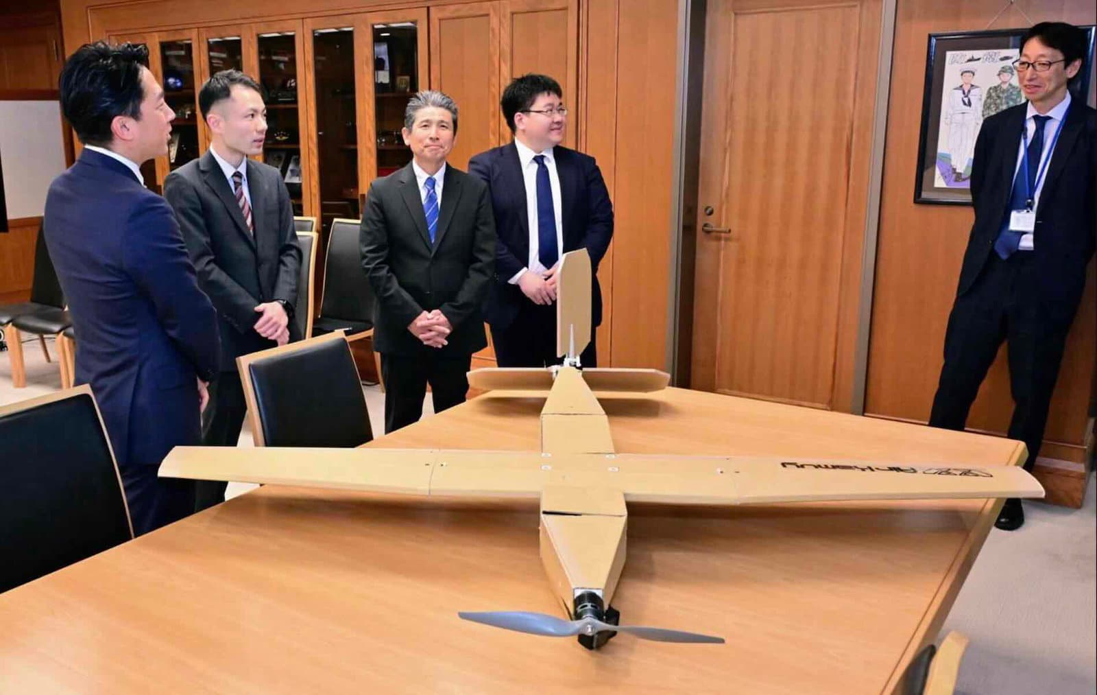 Japonya, Oyunun Kurallarını Değiştiren Yeni Savaş Drone'unu Tanıttı - Ve Neyden Yapıldığına İnanamayacaksınız