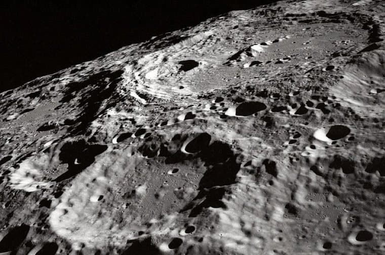 Bilim İnsanları, Astronotları Ay'ın En Eski ve En Büyük Kraterinde Karşılaşabilecekleri Şeylere Hazırlamamız Gerektiğini Söylüyor
