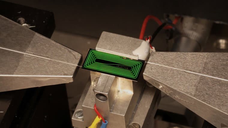 EPFL Araştırmacıları, "Entegre Fotoniklerin Kutsal Kasesi" adını verdikleri bir çip üzerinde güçlü, ultra hızlı bir lazeri piyasaya sürdüler.