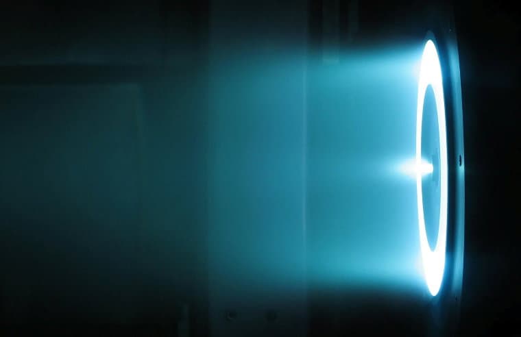 MIT Mühendisleri Daha Hızlı, Daha Manevra Kabiliyetine Sahip Uzay Aracı için Egzotik 'Elektrosprey' Tahrik Gücünü Test Ediyor