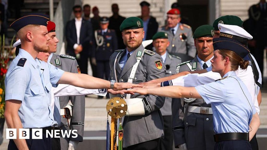 Alman kabinesi gönüllü askerlik hizmetini destekliyor, kapıyı askıya almak için kapıyı açıyor