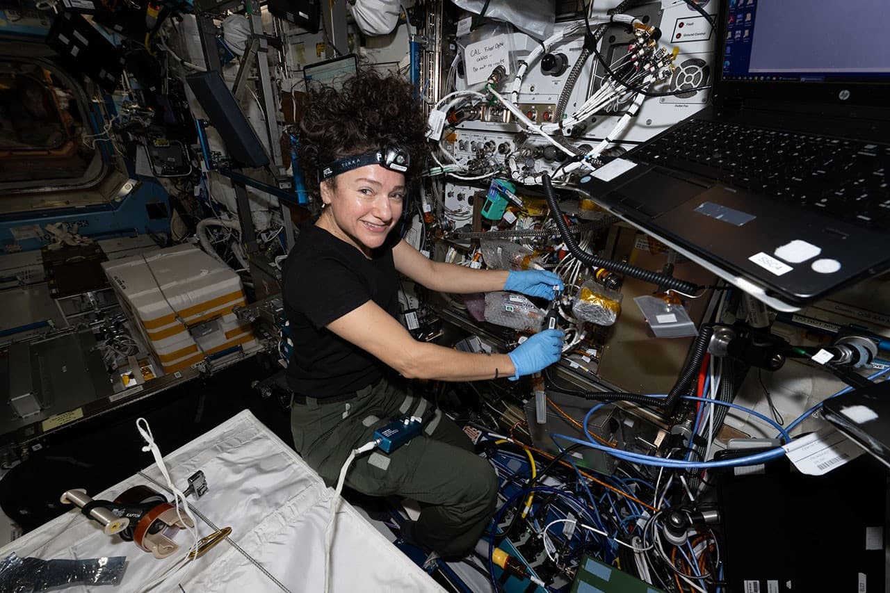 Astronot Jessica Meir, NASA'nın Soğuk Atom Laboratuvarı İçin Donanım Güncellemelerine Yardımcı Oluyor