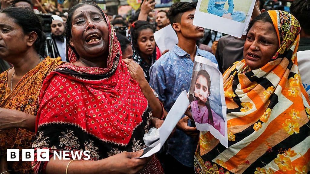 Bangladeş'te hazır giyim fabrikasında çıkan yangında en az 16 kişi öldü