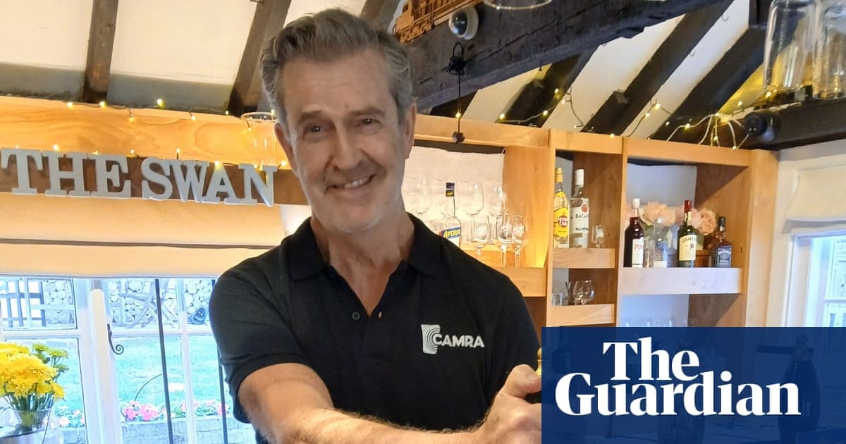 Bir Ale Star Oyuncuları: Pint-Pulling Rupert Everett Country Pub's Punters | Rupert Everett