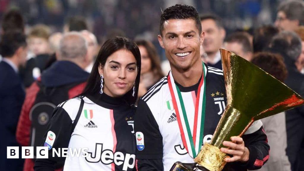 Cristiano Ronaldo uzun vadeli ortak Georgina Rodríguez ile nişanlandı