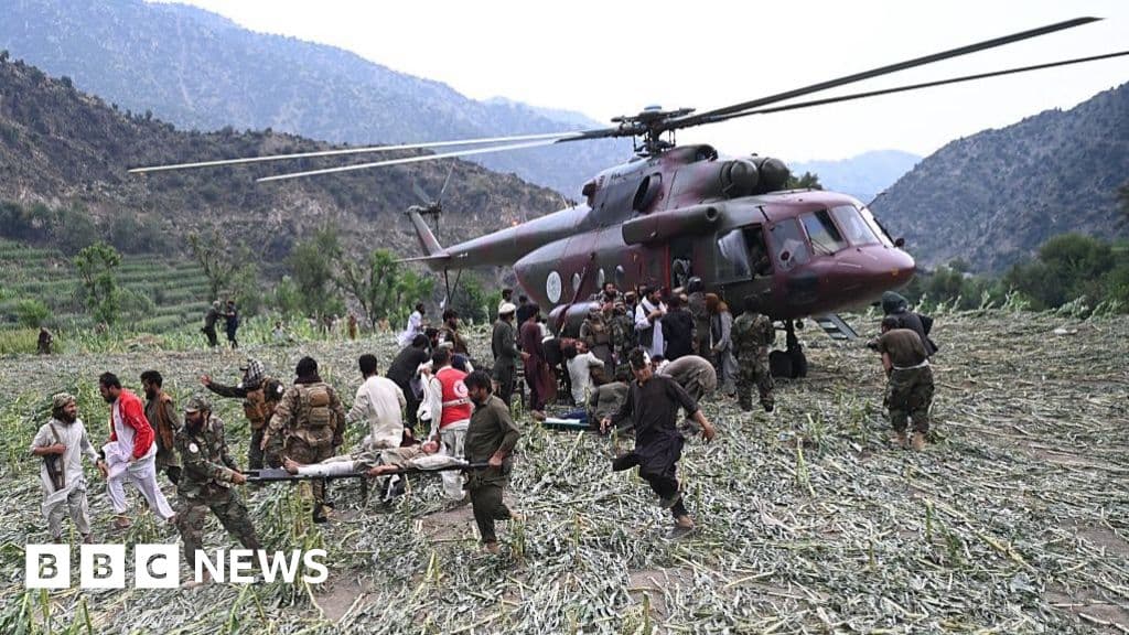 Deprem 800'den fazla kişiyi öldürdüğü için helikopterler hayatta kalanları arıyor