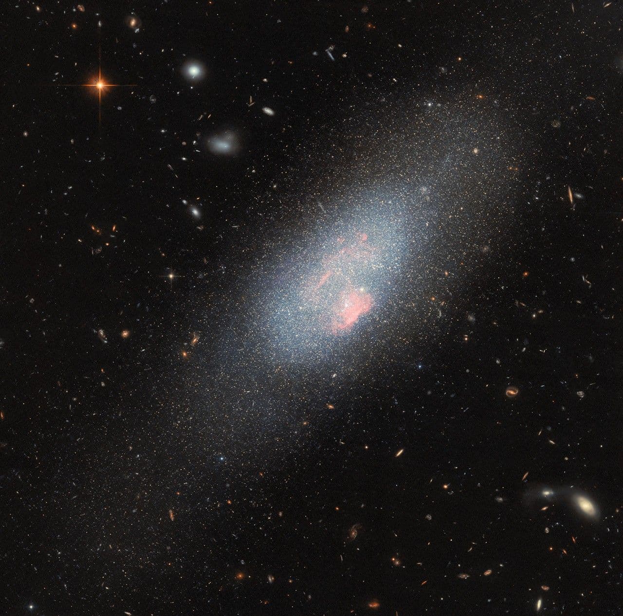 Devasa Yıldızlar Hubble Görüntüsüne Damgasını Vuruyor