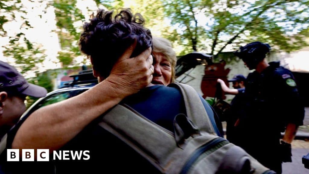 Donetsk'in içinde sakinler Ukrayna bölgesine saldırılardan kaçarken Putin kontrol etmek istiyor