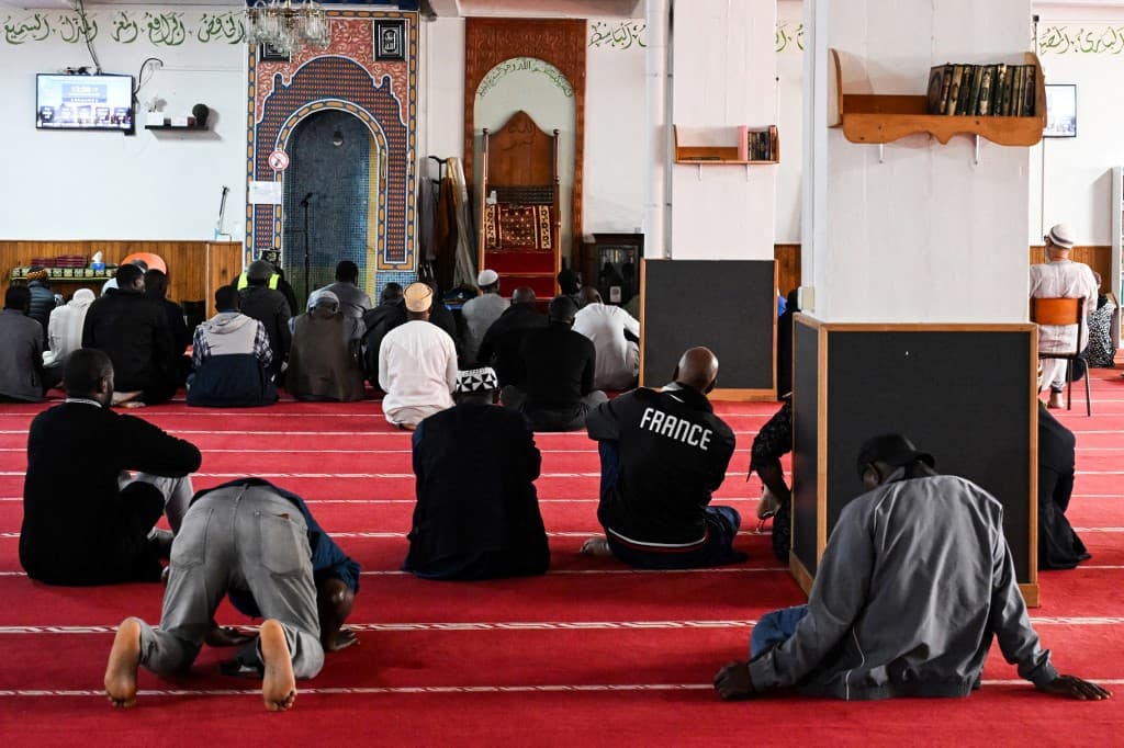 Eight out of 10 Muslims experience 'widespread' hatred in France, survey says