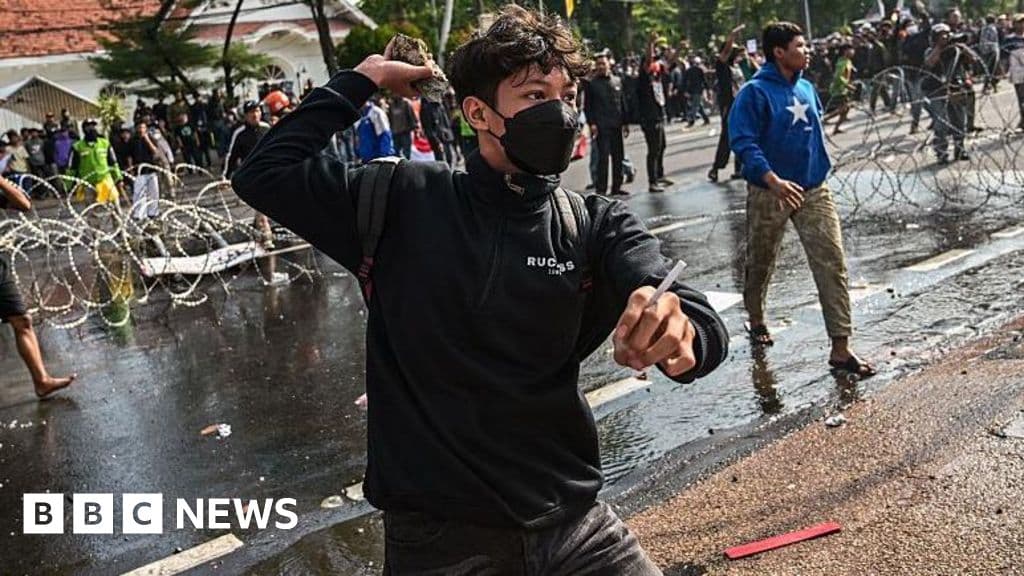 Endonezya protestocuları taksi şoförünün ölümünden sonra polisle çatışıyor