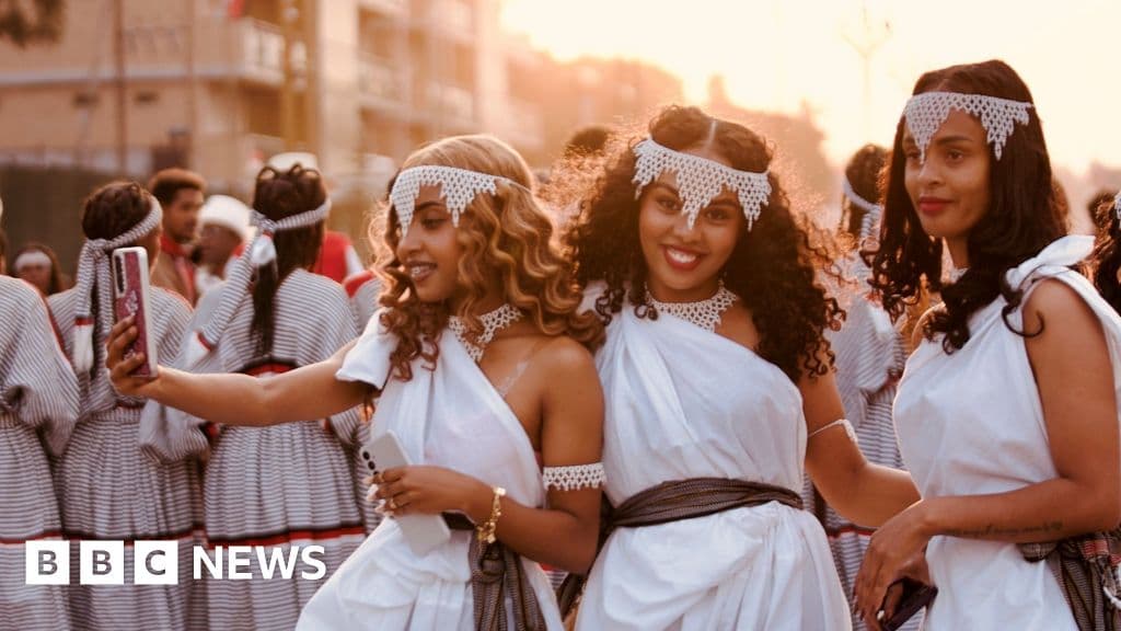 Etiyopya'nın Oromo halkı Şükran Günü'nü kutladığı gibi selfie ve şarkı söylemek