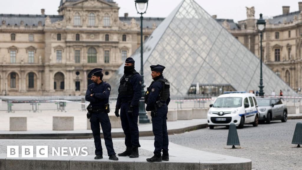 Fransız basınında çıkan haberlere göre Louvre'da mücevher hırsızlığı nedeniyle iki kişi tutuklandı