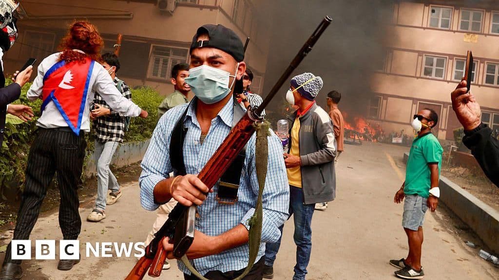 Gen Z'nin protestolarının 'kaçırıldığını' iddia ettiği için Ordu Kathmandu'yu devriye geziyor
