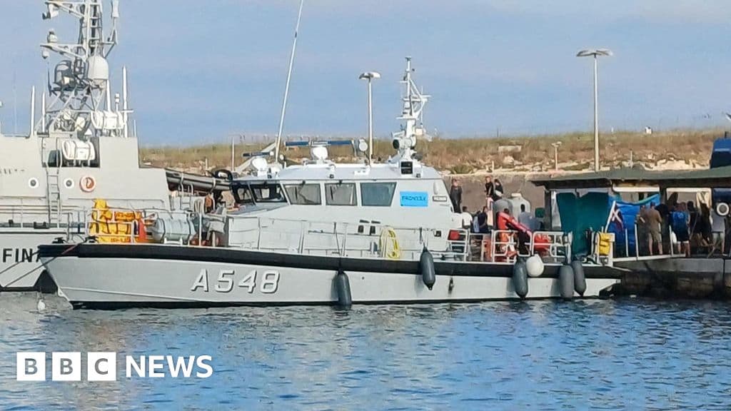 Göçmen tekneleri İtalyan sahilini kapalıyarak en az 27'yi öldürdü