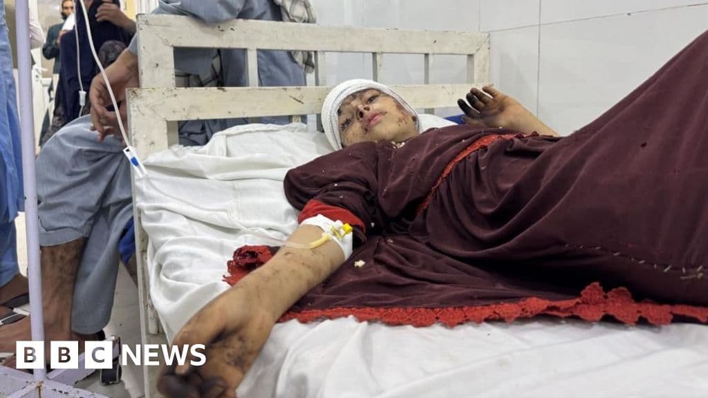 Güçlü deprem Afganistan'a çarptıktan sonra 800'den fazla öldürüldü