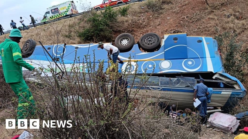 Güney Afrika'da otobüsün yoldan çıkması sonucu 42 Zimbabveli ve Malavili hayatını kaybetti