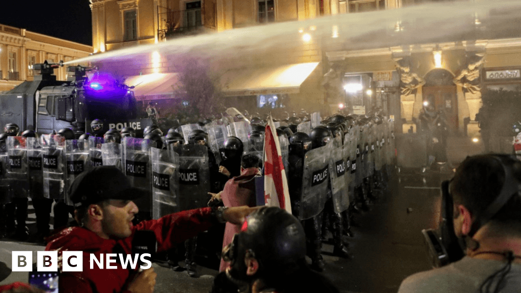 Gürcistan protestocuları Tift Tiftalı Başkanlık Sarayı