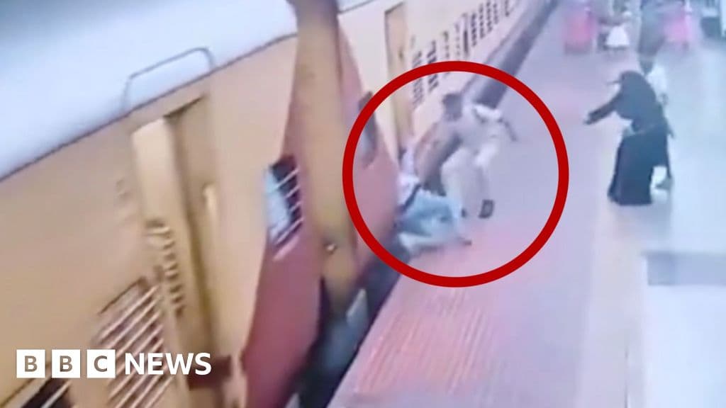 Hareket halindeki trene binerken kayan kadını polis kurtardı