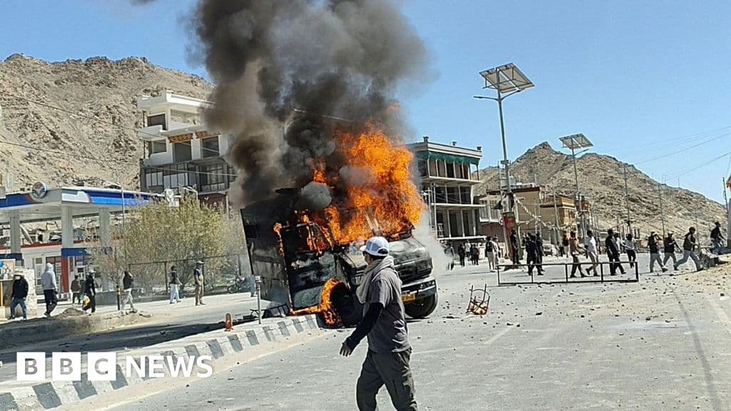 Hindistan protestoları şiddete döndükten sonra Hindistan Ladakh'a sokağa çıkma yasağı uyguluyor