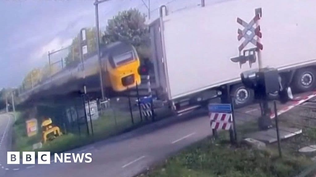 Hollanda'da hemzemin geçitte tren kamyona çarptı