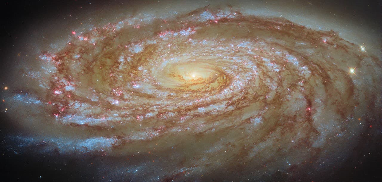 Hubble Başak Kümesinin Merkezine Yolculukta M88'i Yakaladı