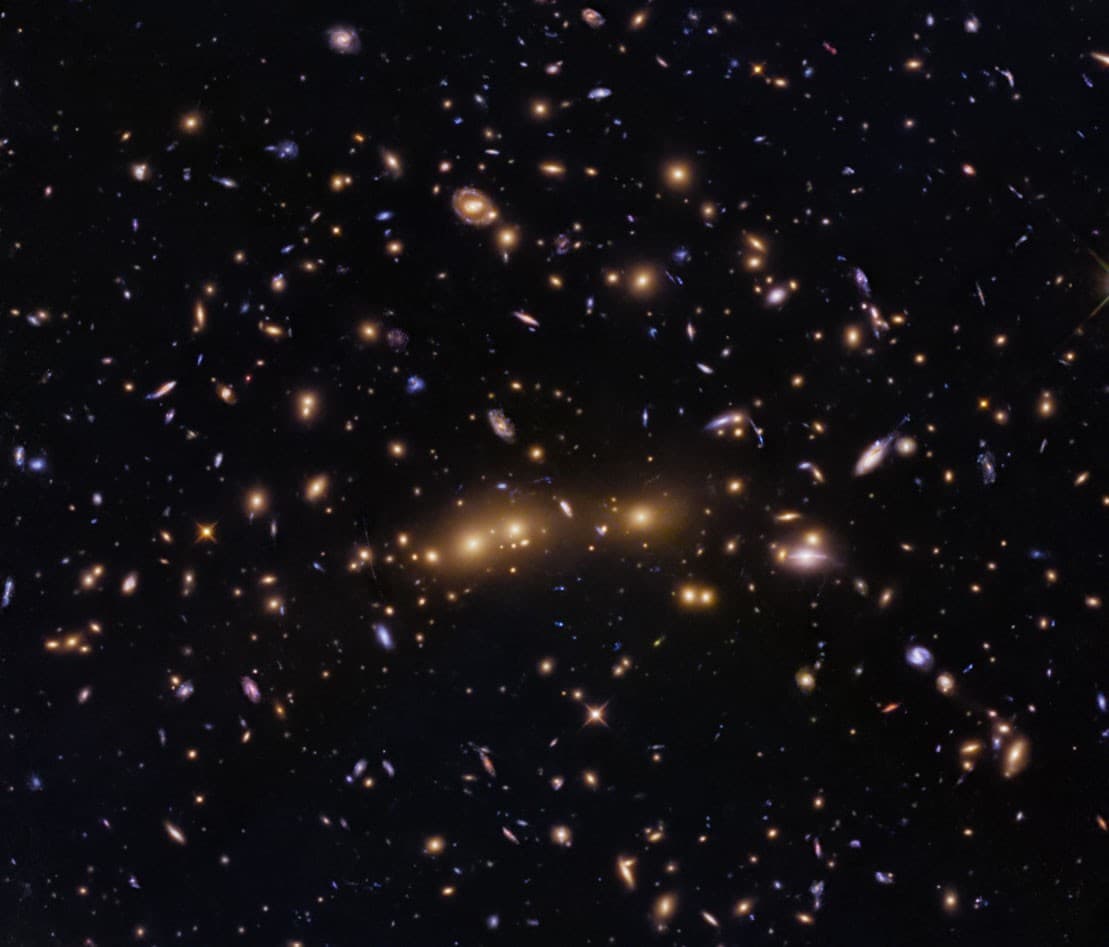 Hubble Birleşen Galaksi Kümelerini Görüntüledi