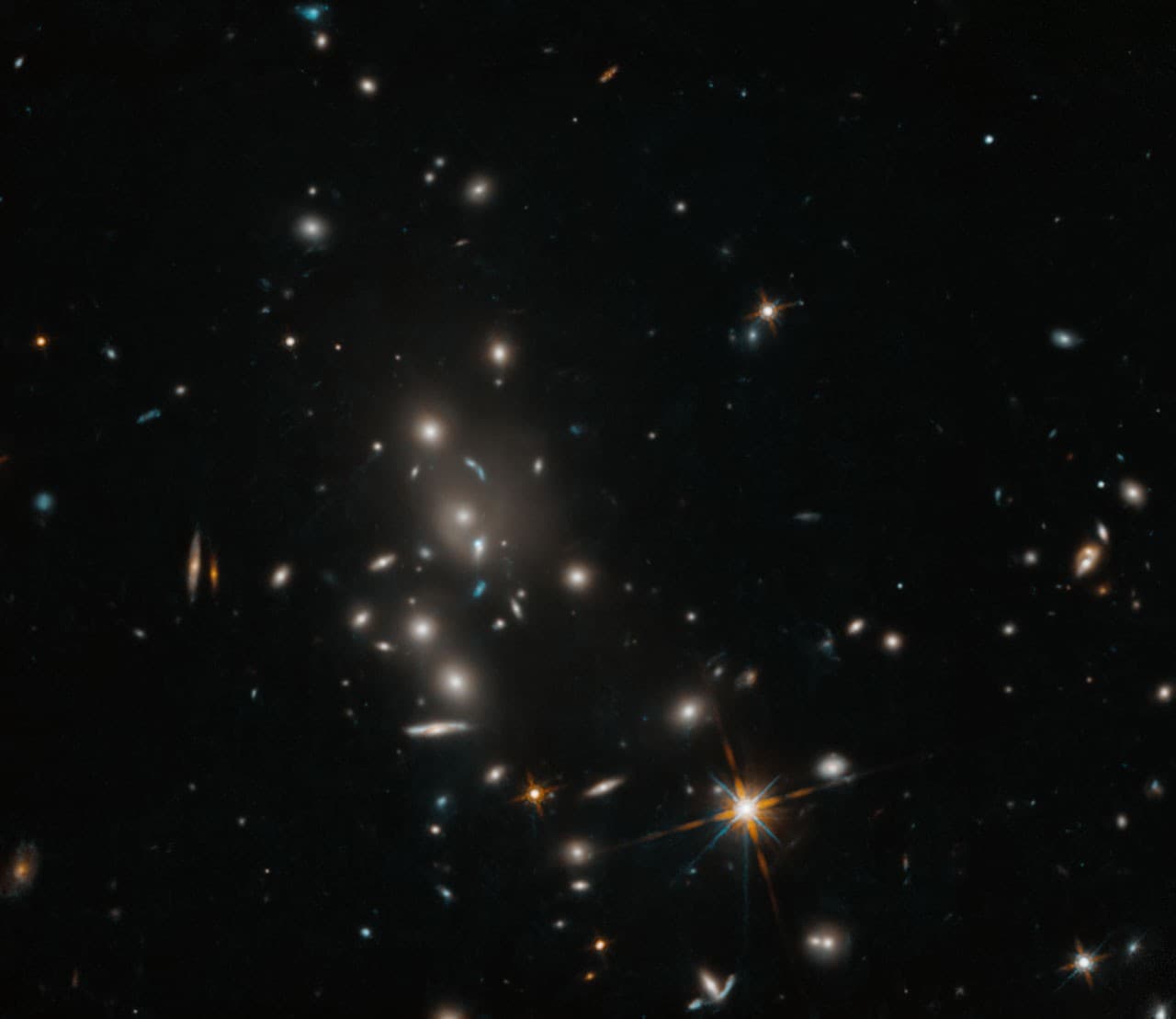 Hubble Galaksi Kümesini Yakaladı - NASA Bilimi