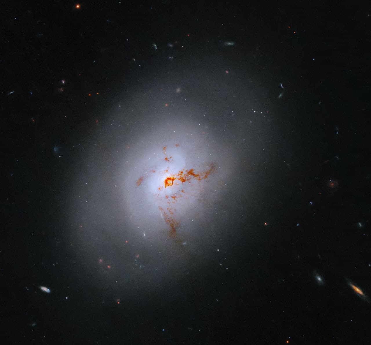 Hubble Geçiş Halindeki Gökadayı Görüntüledi