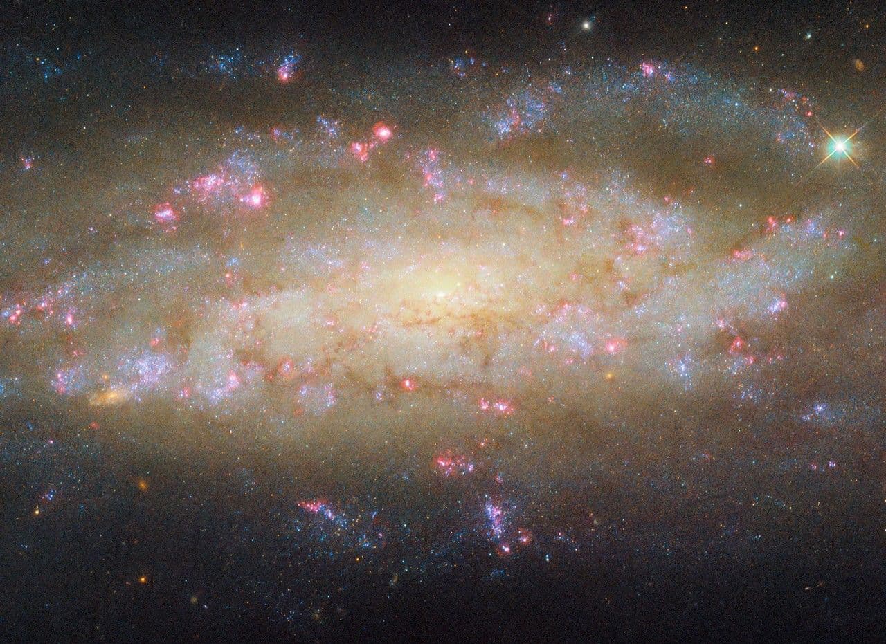 Hubble Spies Galaxy ile çok görülecek çok