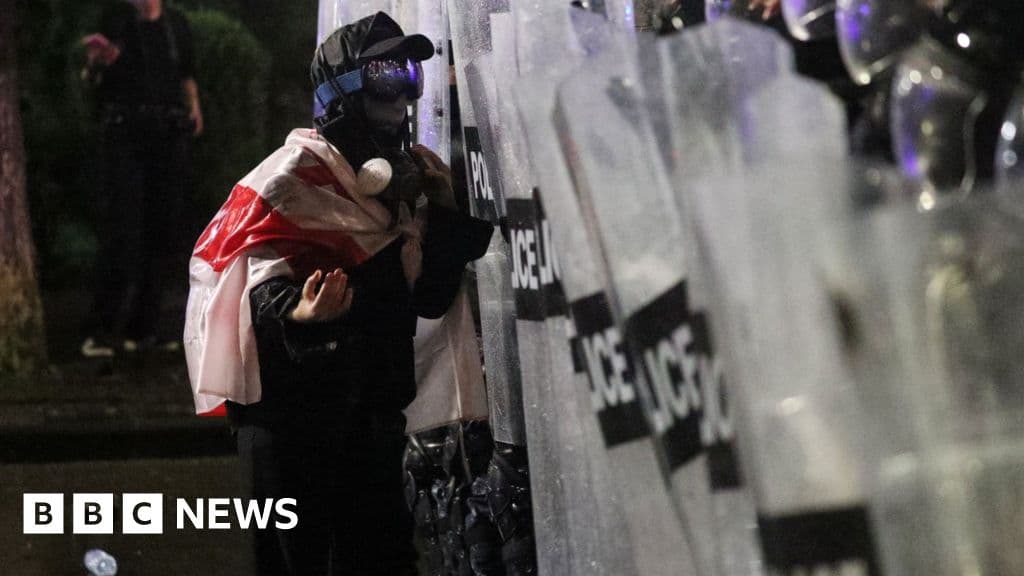 Hükümet Karşıtı Protestocular Başkanlık Sarayı'na Fırtınmaya Çalışıyor