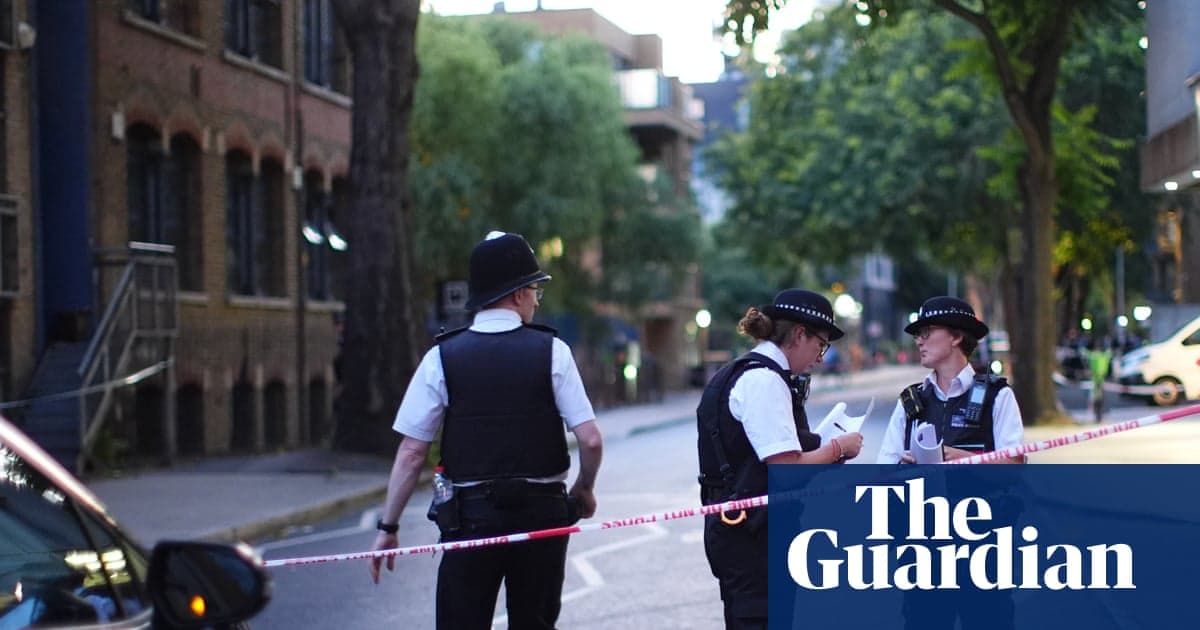 İnsan Londra'daki ofis bloğunda bıçaklamadan sonra cinayet şüphesiyle tutuklandı | İngiltere haberleri