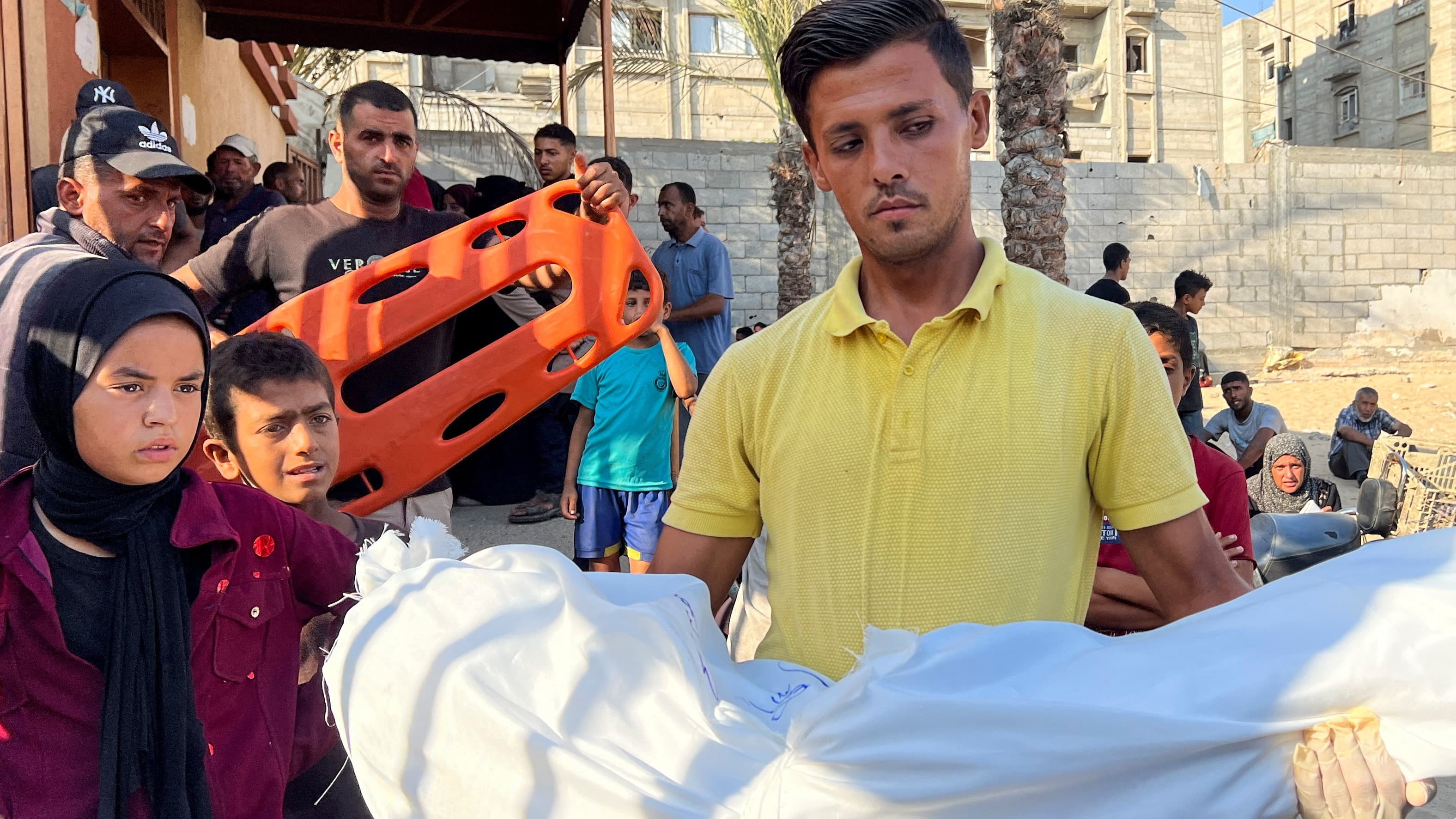 Israeli protestors confront Ben Gvir over blocking captive deal
