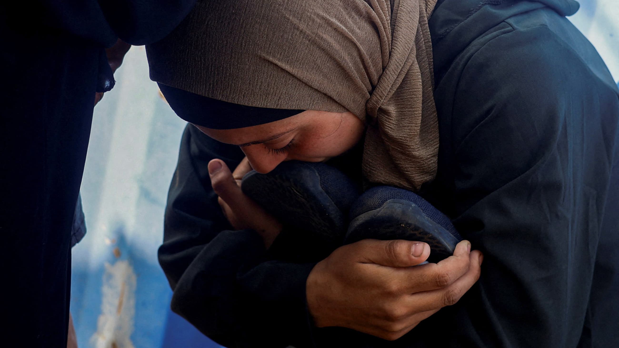 Israeli tanks advance deeper into Gaza City, trapping civilians