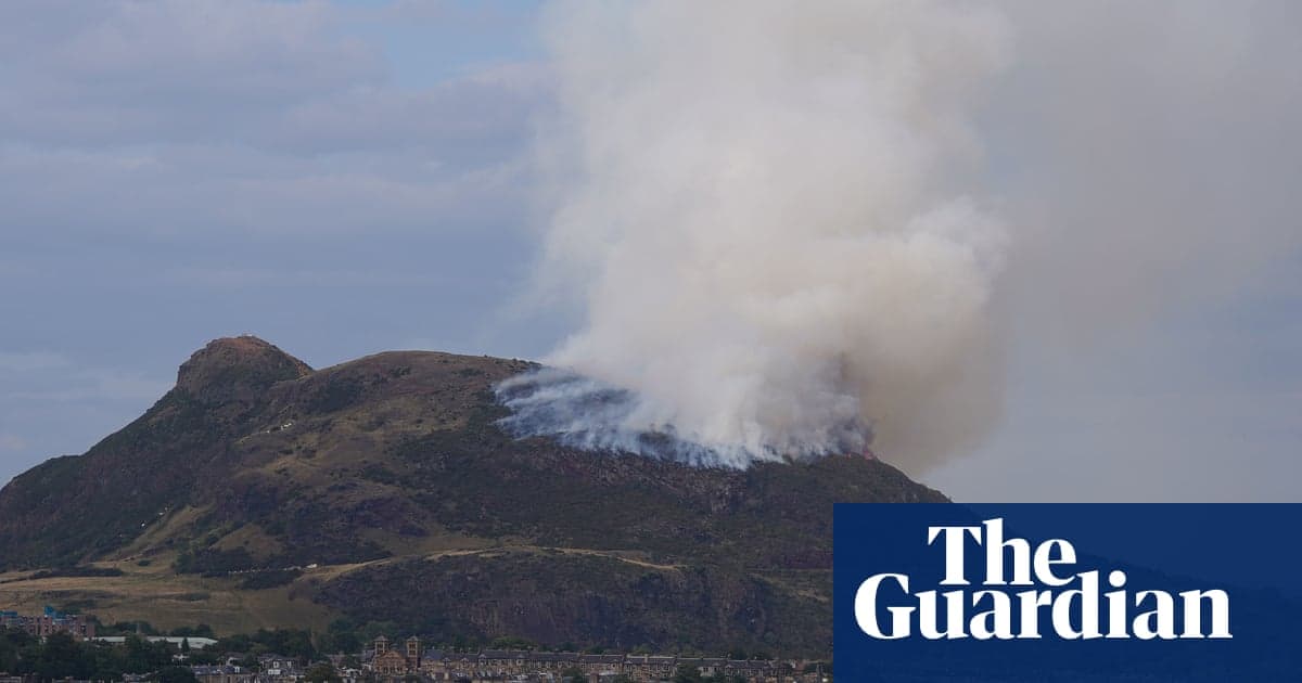 İtfaiyeciler Arthur'un Edinburgh'daki Seat Landmarkında Blaze ile mücadele | Edinburgh