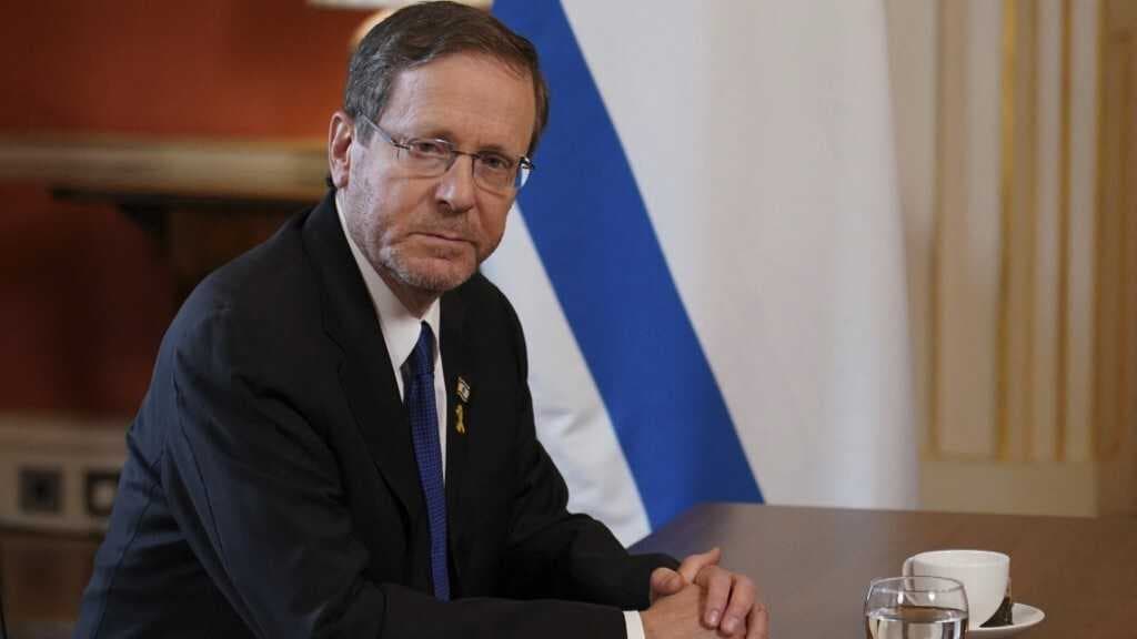 Judge criticises UK attorney general as top prosecutor admits Herzog immunity 'error'