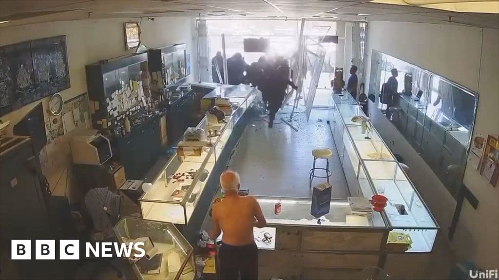 Kaliforniya'da bir düzineden fazla soyguncu fırtına mücevher dükkanı