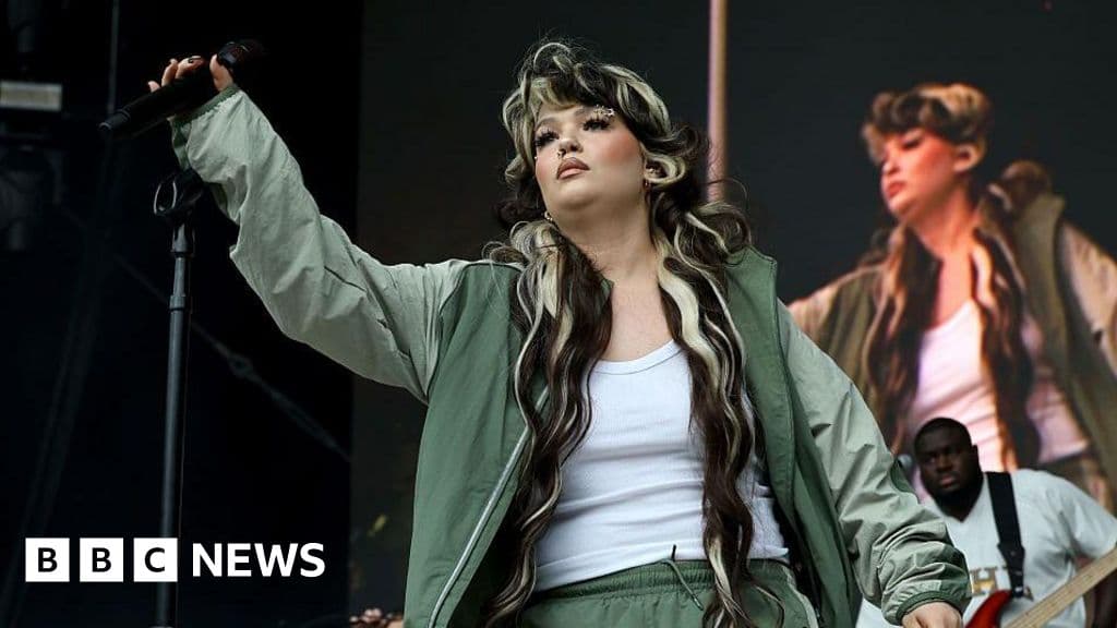 Lola Young New York'ta sahnede çöktükten sonra 'Tamam yapıyor'
