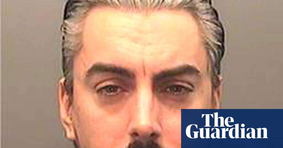 Lostprophets şarkıcısı Ian Watkins'in hapishane saldırısında ölmesinin ardından iki adam tutuklandı | İngiltere haberleri
