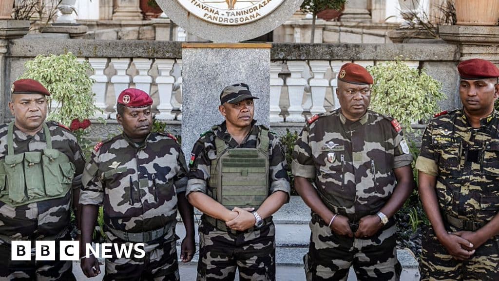 Madagaskar askeri birimi yönetimi ele geçirdiğini ve Başkan Andry Rajoelina'yı devirdiğini açıkladı