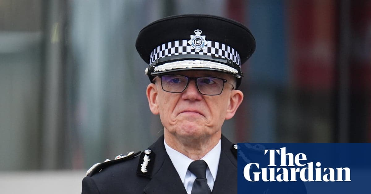 Met memurlar şüphelilerin kötüye kullanıldığı iddiasıyla askıya alındı ve Tommy Robinson'a destek | Polis