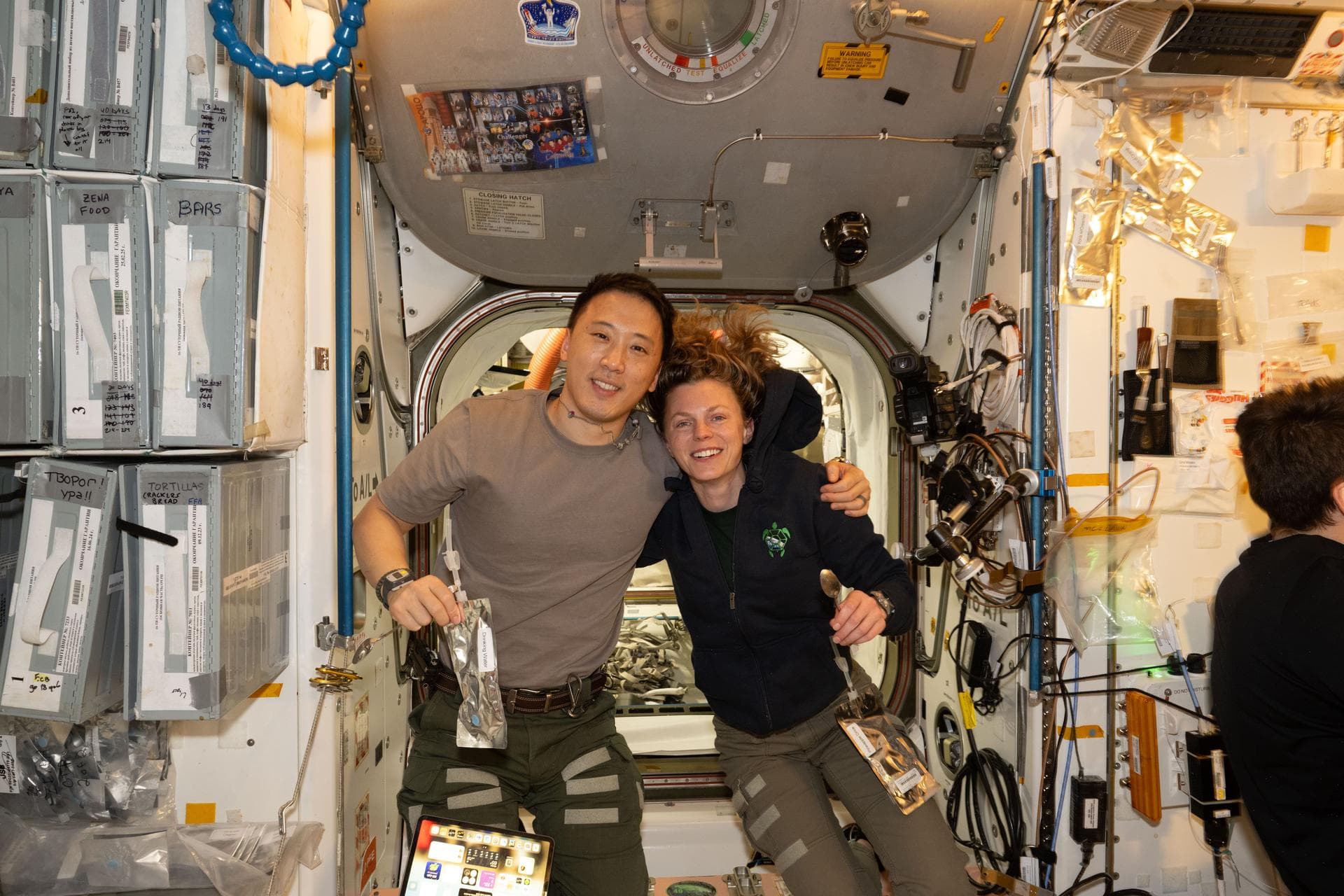 NASA astronotları Jonny Kim ve Zena Cardman, Unity Modülünde bir portre için poz veriyor